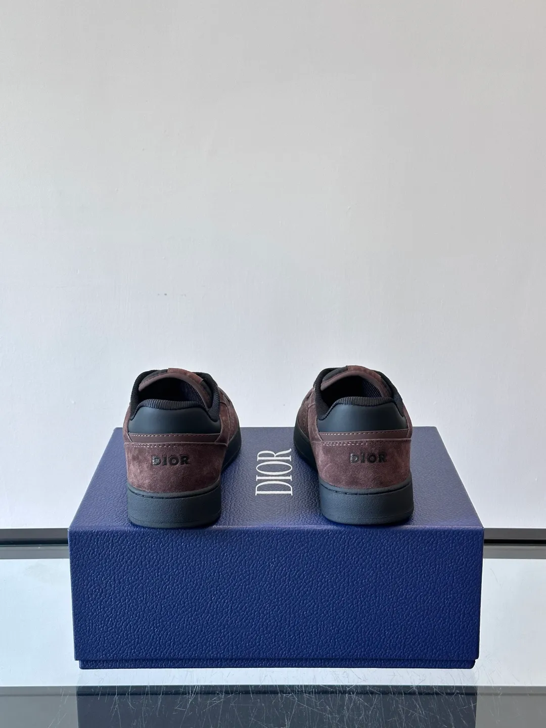 Men's shoes 💰p400 "DIO＊" low-top B27 casual sports shoes, this B27 low-top B27 Dio*'s classic item comes from the DIOR.TEARS joint series. Carefully crafted from first-grain cowhide, it is decorated with laser-drawn Oblique prints and is layered with cotton styling details to display the 💰peace Sign pattern from the Dio*Tears collaboration series. It is paired with white Oblique Galaxy print-effect leather panels to enhance the style. The two-tone rubber sole, tongue and backside feature the Dior Tears logo, CD Icon eyelets and rich classic details. Elevate any outfit and pair with other Dior Tears pieces for matching looks. Size: 38-44 Male 38-44 (45 46 customized)